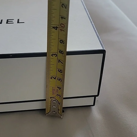 CHANEL Elegant White Box with Black Dust Bag - Picture 6 of 8